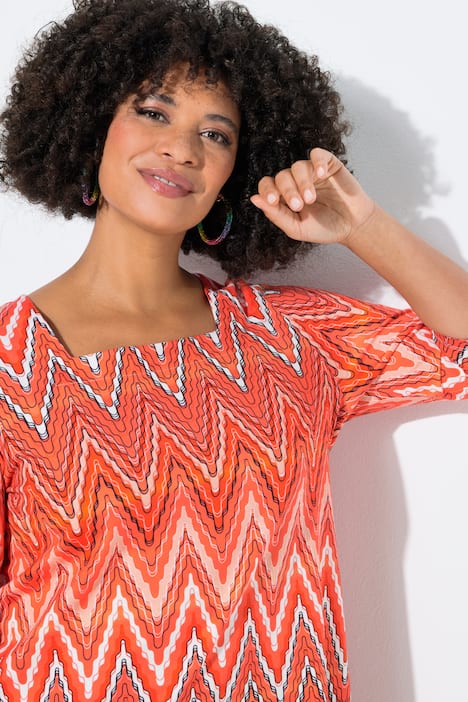 T-shirt, motif à chevrons. Encolure carrée et coupe évasée