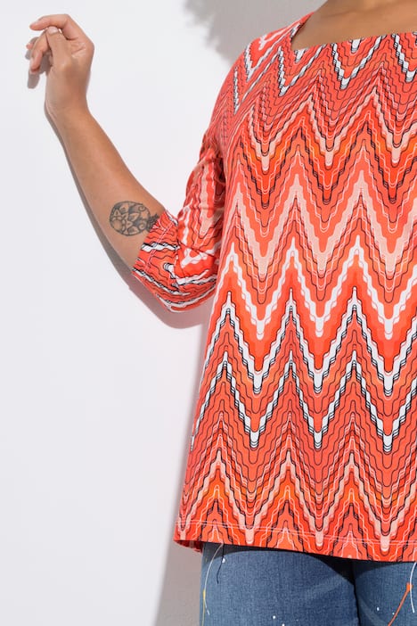 T-shirt, motif à chevrons. Encolure carrée et coupe évasée