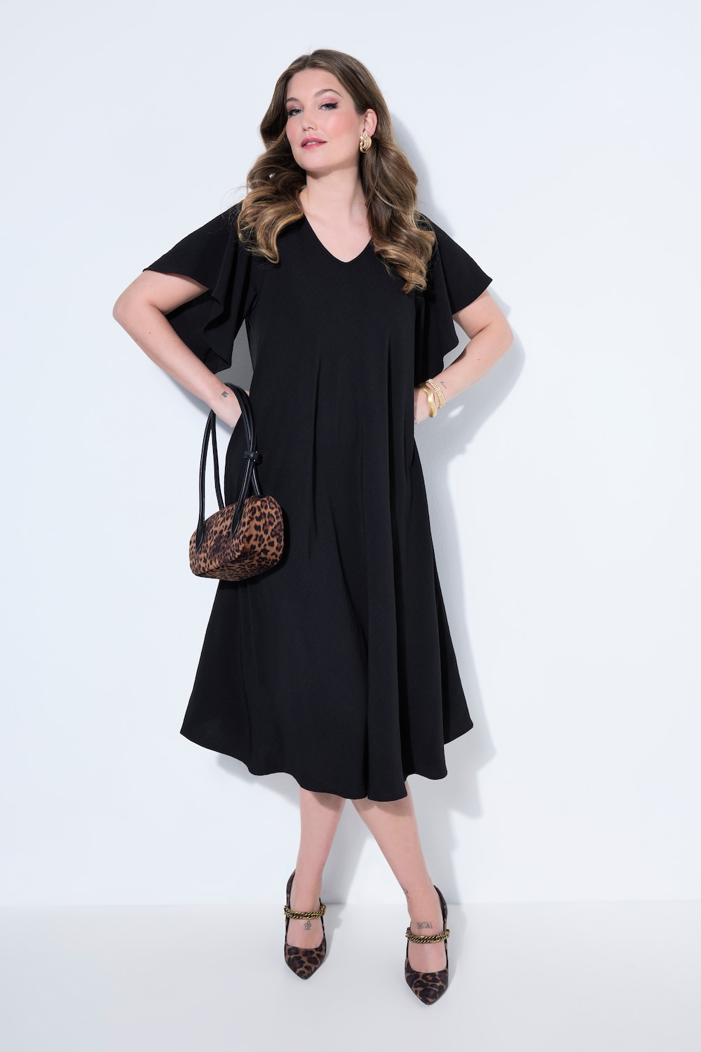 Kjole, A-form, midilængde, fin struktur, korte sommerfugle-ærmer