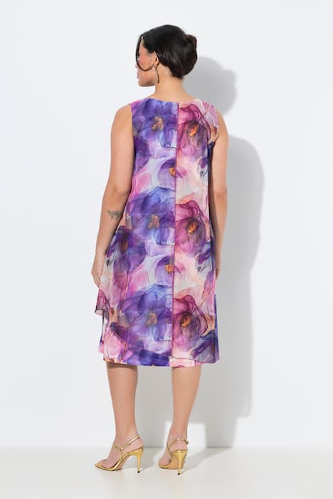 Abito di chiffon dal taglio svasato e con fuori, scollo a girocollo e senza maniche