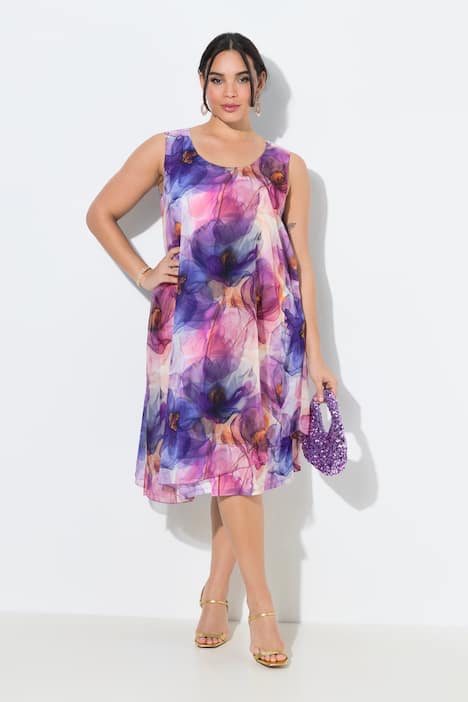 Abito di chiffon dal taglio svasato e con fuori, scollo a girocollo e senza maniche