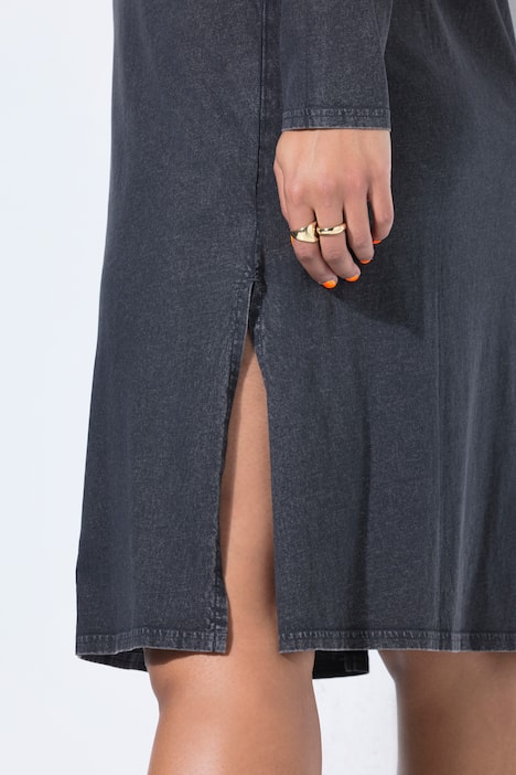 Jerseykjole i A-facon, midilængde, sun-broderi og slidser i siden