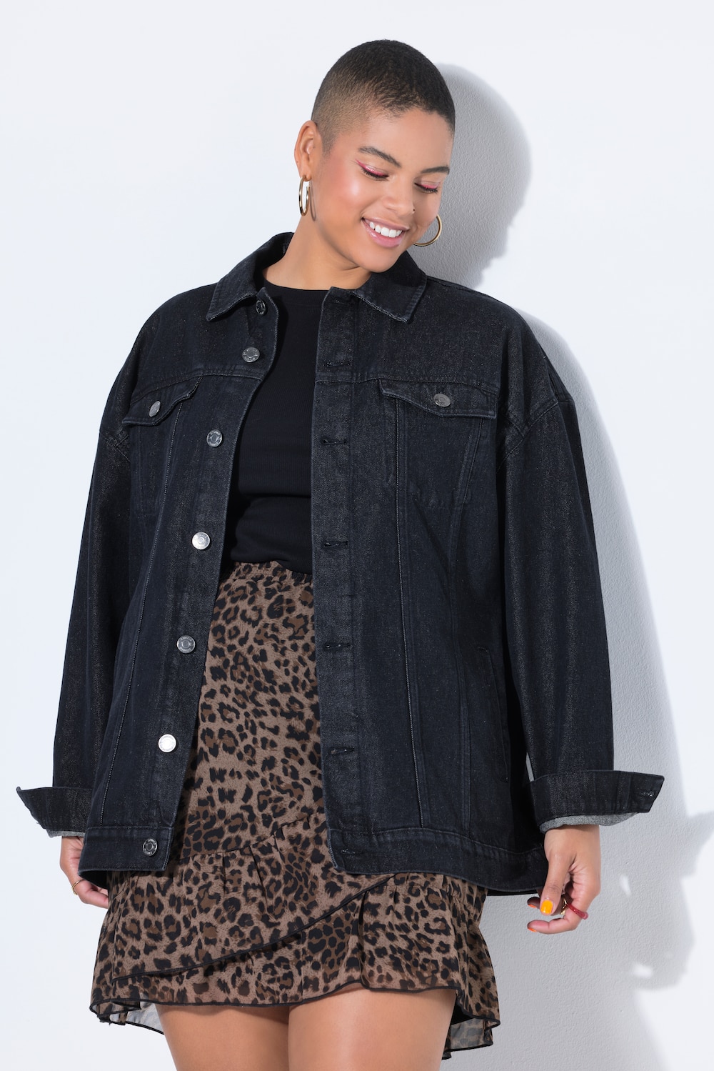 Denim jasje, boxy model, borduursel op de achterkant, lange mouwen