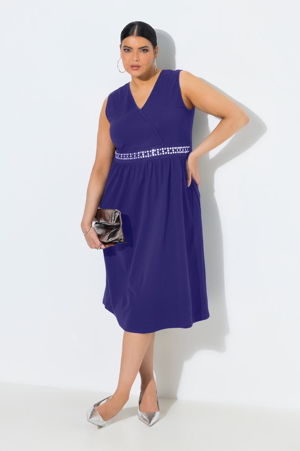 Midi-jurk, borduursel, wikkellook, V-hals, mouwloos