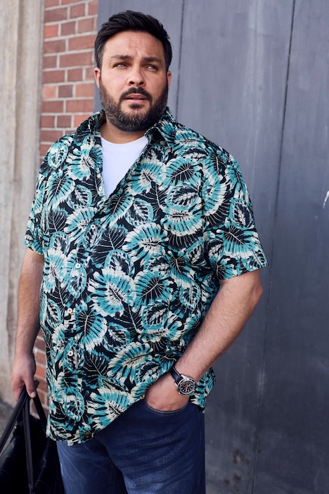 Camicia con vestibilità comoda, stampa allover, colletto ad apertura inglese e mezze maniche, fino alla tg. 8XL