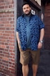 Camicia con vestibilità comoda, stampa allover, colletto ad apertura inglese e mezze maniche, fino alla tg. 8XL