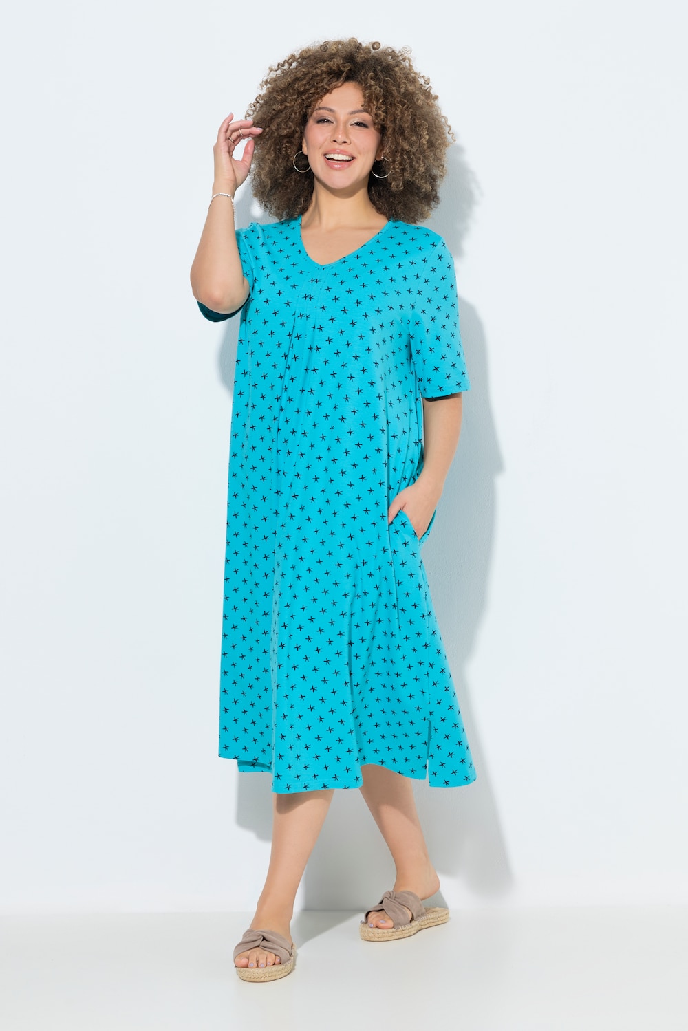 Midi-jurk, sterren, V-hals, korte mouwen, zakken