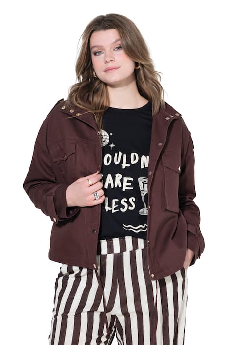 Funkční oversized bunda s velkými kapsami a límcem typu stojáček.