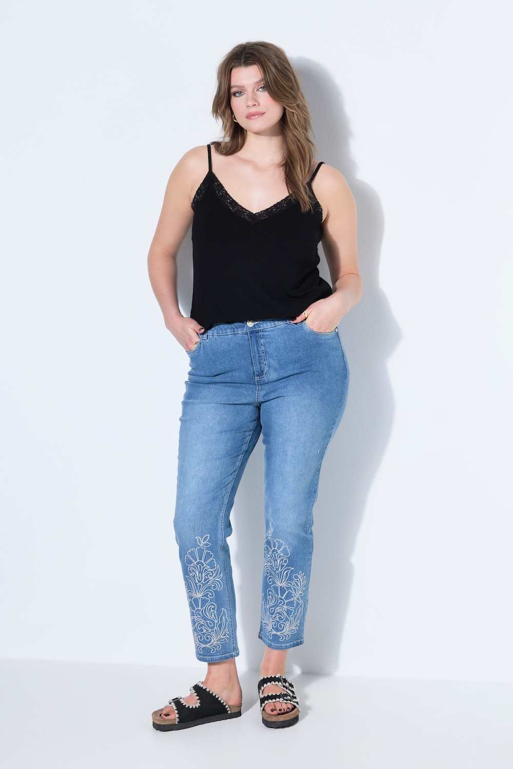 Mom jeans, broderi i kanten, 5 lommer