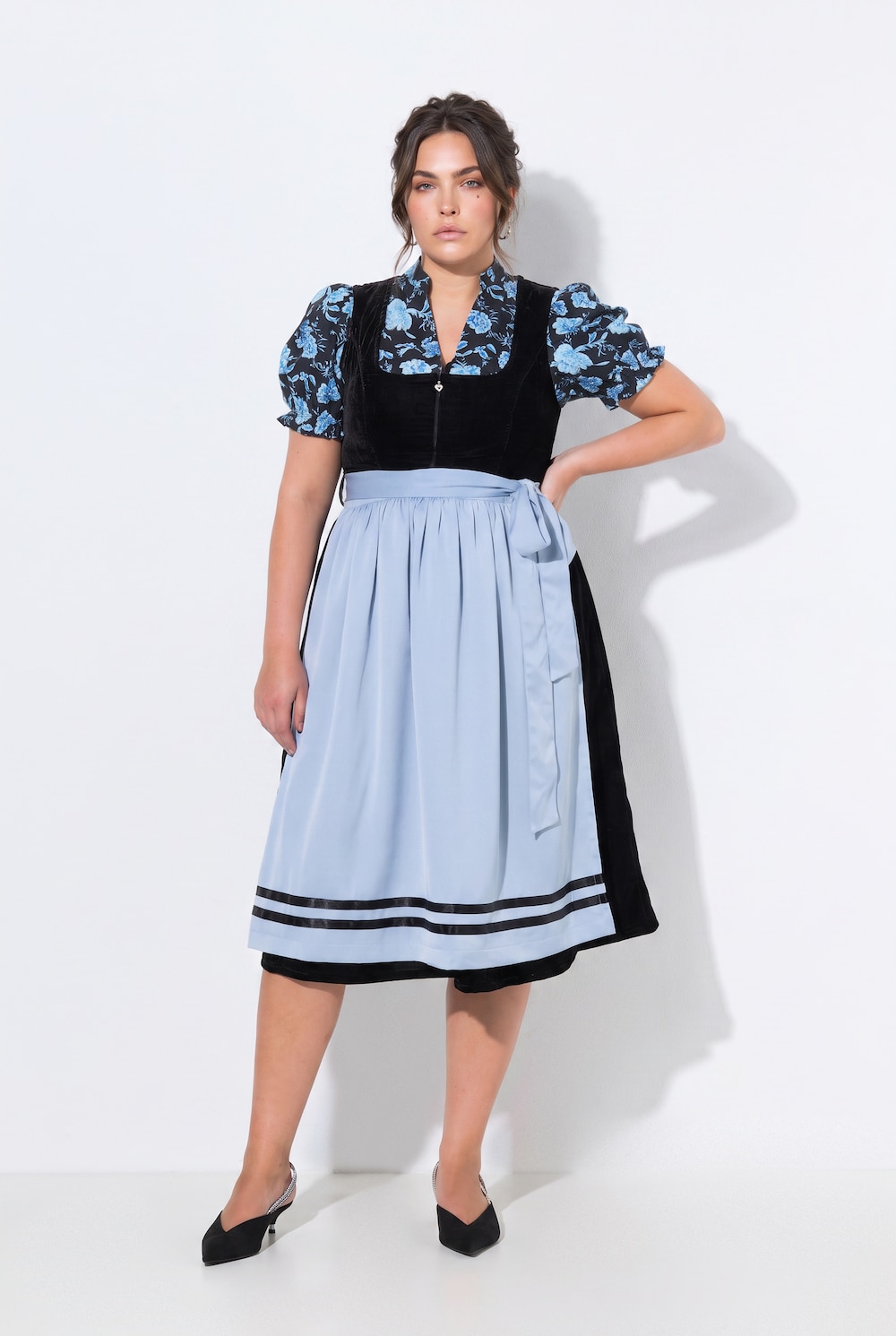 Dirndl uden ærmer i velour med hjertevedhæng og firkantet hals