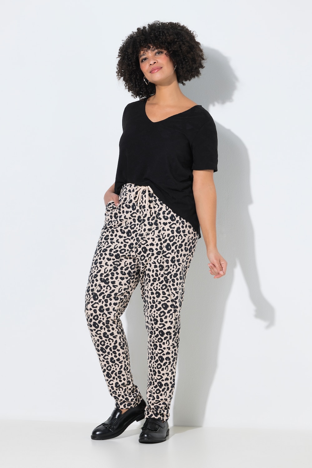 Sweathose, bequeme Passform Leo-Muster, Ziernähte