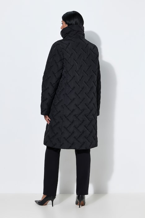 Manteau matelassé, motif brodé, coupe évasée et col montant