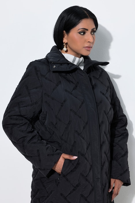 Manteau matelassé, motif brodé, coupe évasée et col montant