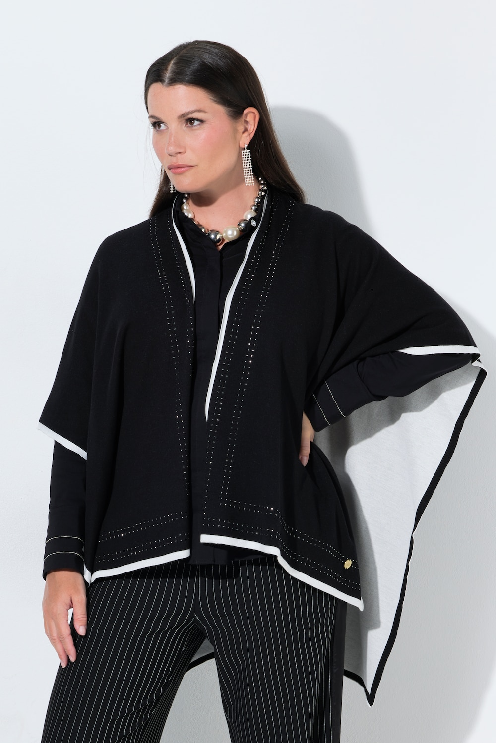 Strickponcho, farbige Kanten, Ziersteine, offene Form