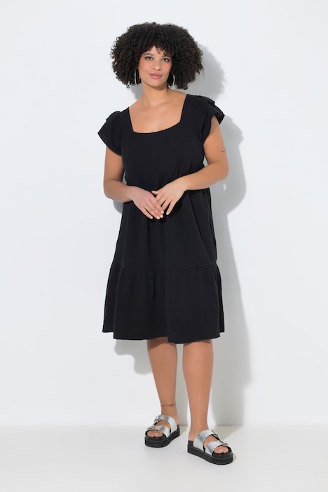 Robe en mousseline, décolleté carré et volants