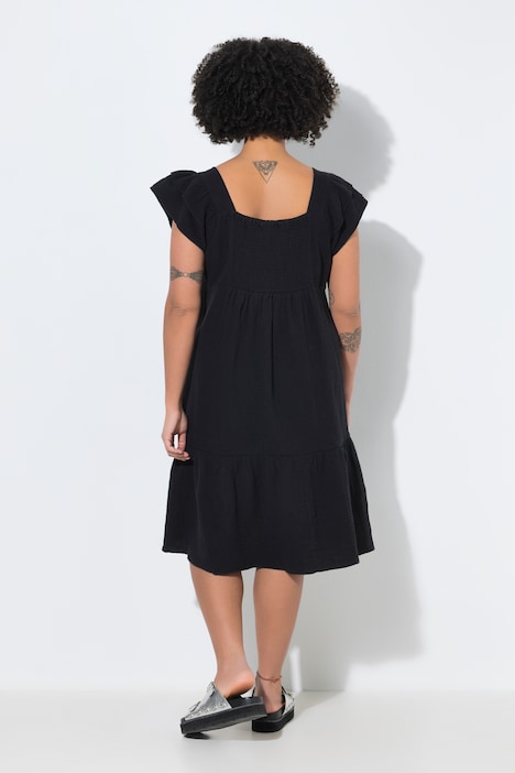 Robe en mousseline, décolleté carré et volants