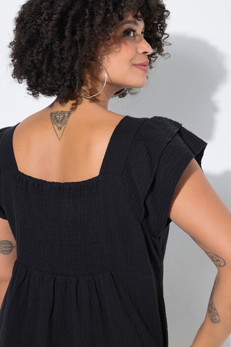 Robe en mousseline, décolleté carré et volants