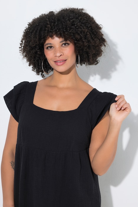 Robe en mousseline, décolleté carré et volants