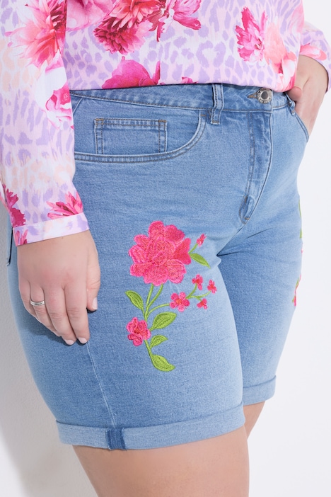 Short en jean 5 poches, jambe large et fleurs brodées