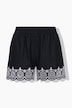 Short, wijde pijpen, wit borduursel