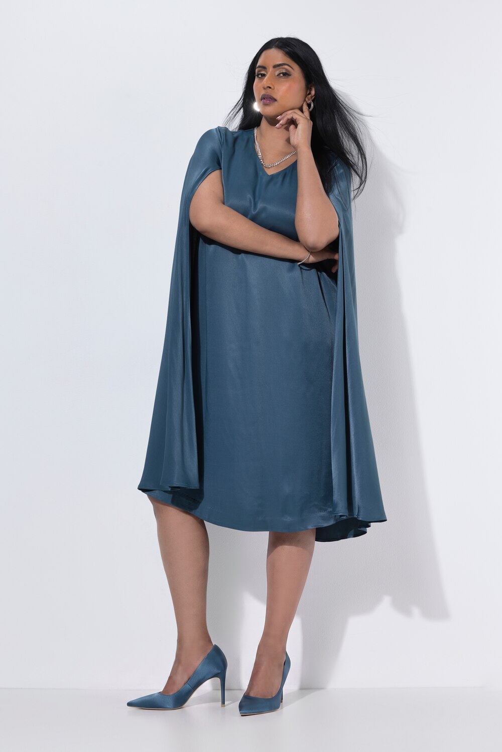 Capekleid, Satin, A-Linie, V-Ausschnitt, Cape-Ärmel