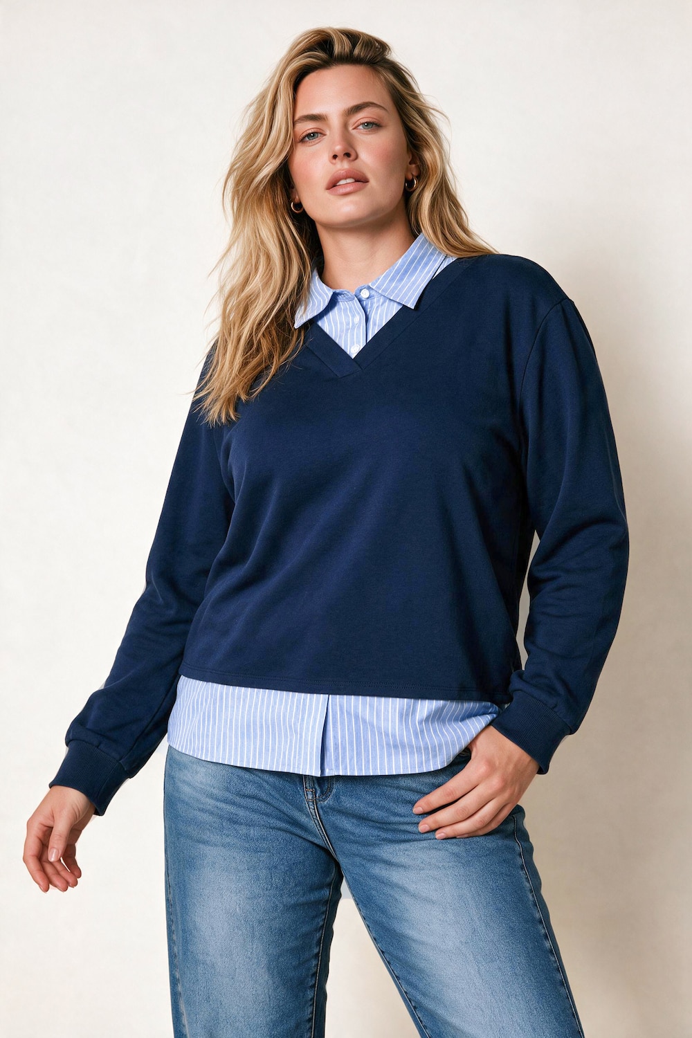Sweatshirt i lag-på-lag look med V-hals