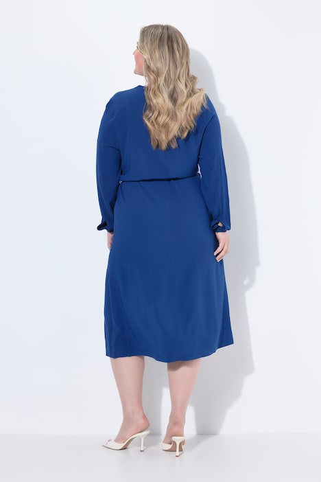 Robe midi avec ceinture à nouer, patte de boutonnage et manches longues, coupe évasée