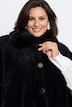 Cape, details van imitatiebont, overhemdkraag, knoopsluiting