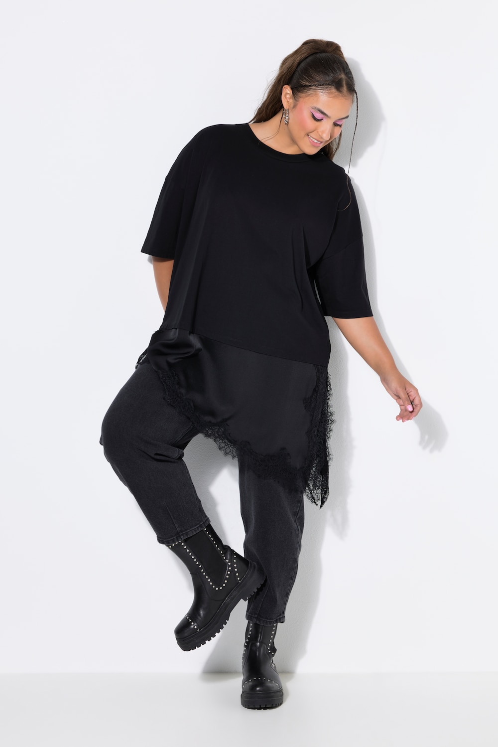 T-shirt, oversized form, satin og blonder forneden