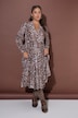 Robe midi en léopard, coupe trapèze, taille élastiquée, manches longues et amples