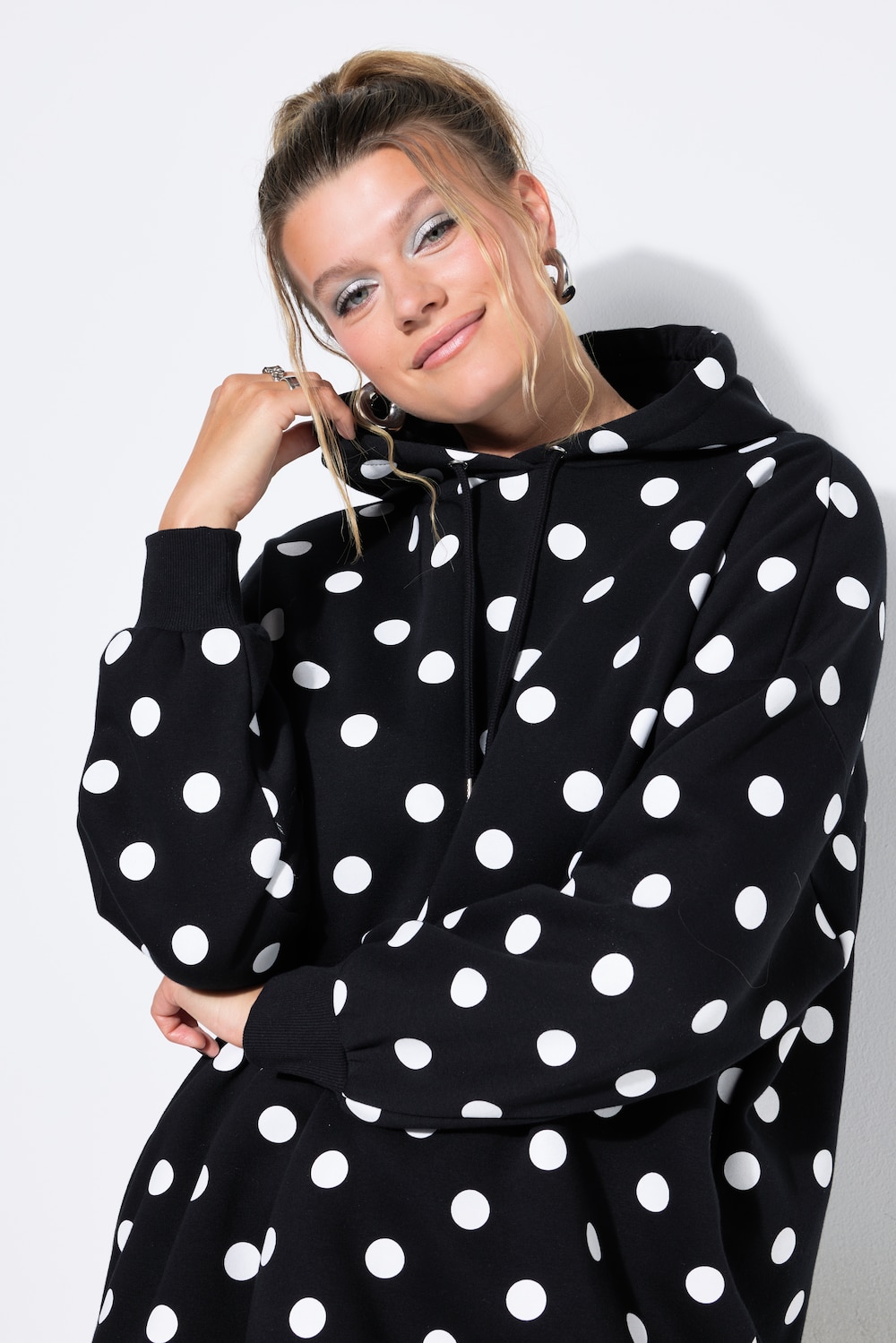 Hettegenser, oversized, genser med prikker, hette
